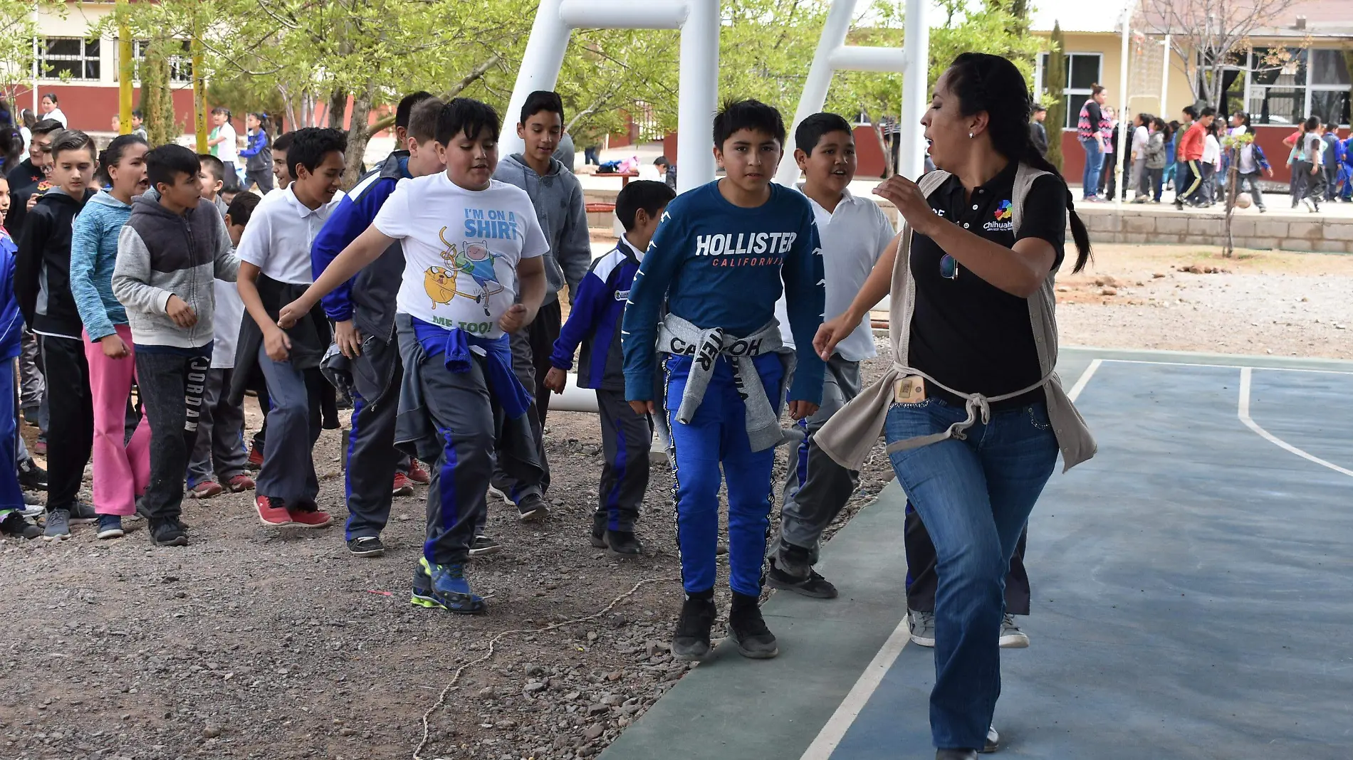 Visitaron dos escuelas, en total 600 estudiantes